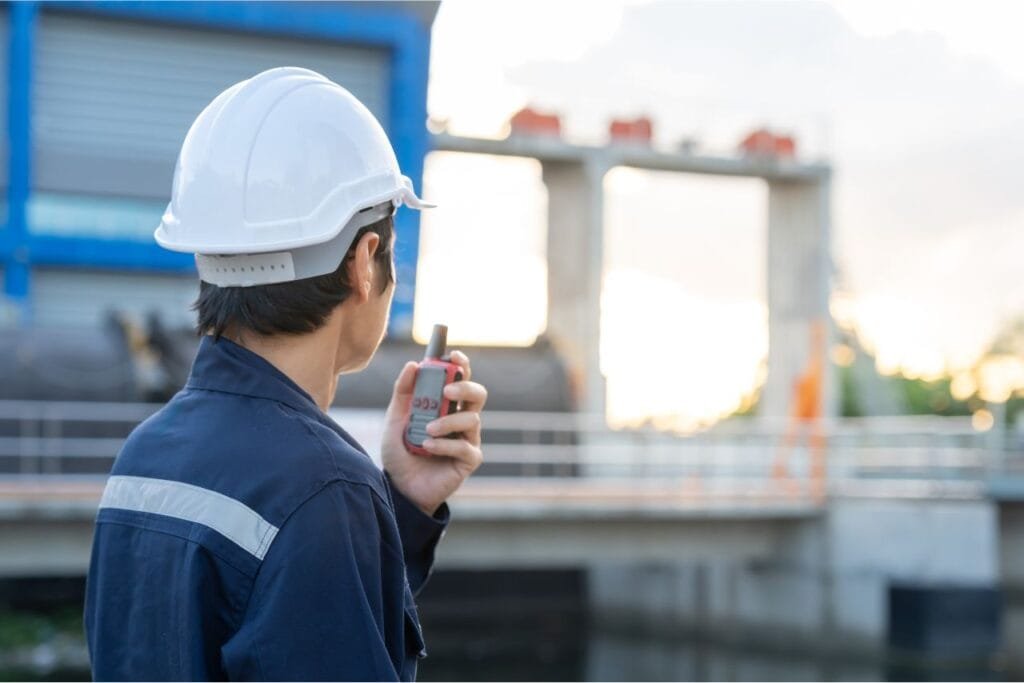 ¿Alguna vez has visto un proyecto de ingeniería que, a pesar de contar con un equipo técnico brillante, termina superando el presupuesto, incumpliendo los plazos o, peor aún, fallando en su entrega final? Estos problemas, más comunes de lo que pensamos, rara vez se deben a una falta de conocimiento técnico. La causa raíz suele ser mucho más sutil: una deficiente Planificación de la Calidad. Muchos profesionales se centran en el "qué" y el "cómo" de la ejecución, pero olvidan planificar la calidad desde el inicio, tratándola como una inspección final en lugar de una estrategia integrada. Este enfoque reactivo es una receta para el retrabajo, la insatisfacción del cliente y las pérdidas financieras. En esta guía esencial, desglosaremos todo lo que necesitas saber. Exploraremos por qué la planificación es el pilar fundamental tanto en proyectos de ingeniería como en proyectos de mantenimiento industrial, te presentaremos herramientas clave como el Ciclo PDCA, y te daremos una hoja de ruta clara para que comiences a implementar una cultura de calidad proactiva en tu trabajo.